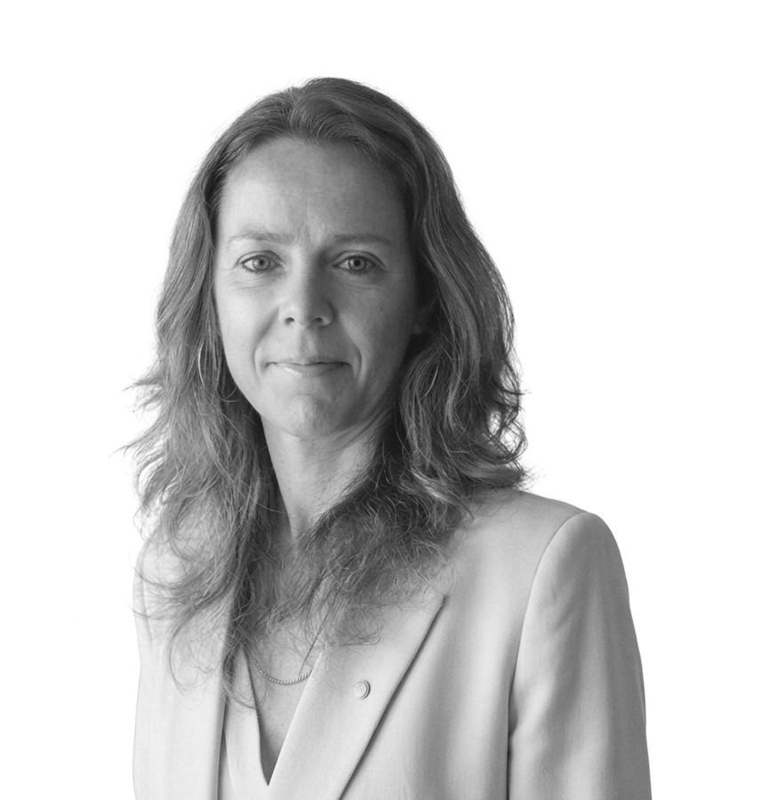 Black-and-white portrait of Karine Silva
